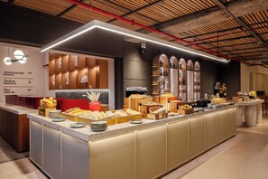 بوفيه فطور يوميًا بتكلفة قدرها (88000 COP للشخص)