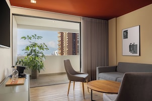 Suite, 1 cama de matrimonio grande con sofá cama, vistas a la ciudad | Ropa de cama de alta calidad, minibar, caja fuerte y cortinas opacas