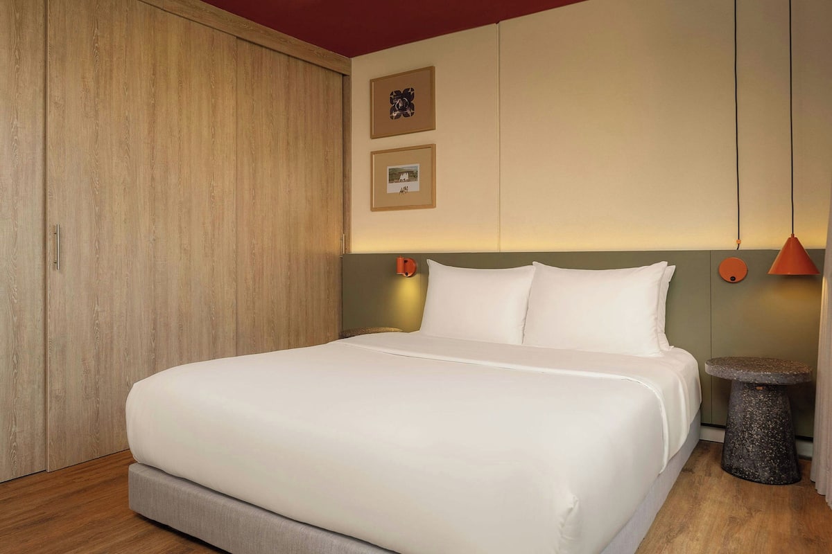 Standardværelse - 1 queensize-seng - byudsigt | Premium-sengetøj, pengeskab på værelset, mørklægningsgardiner