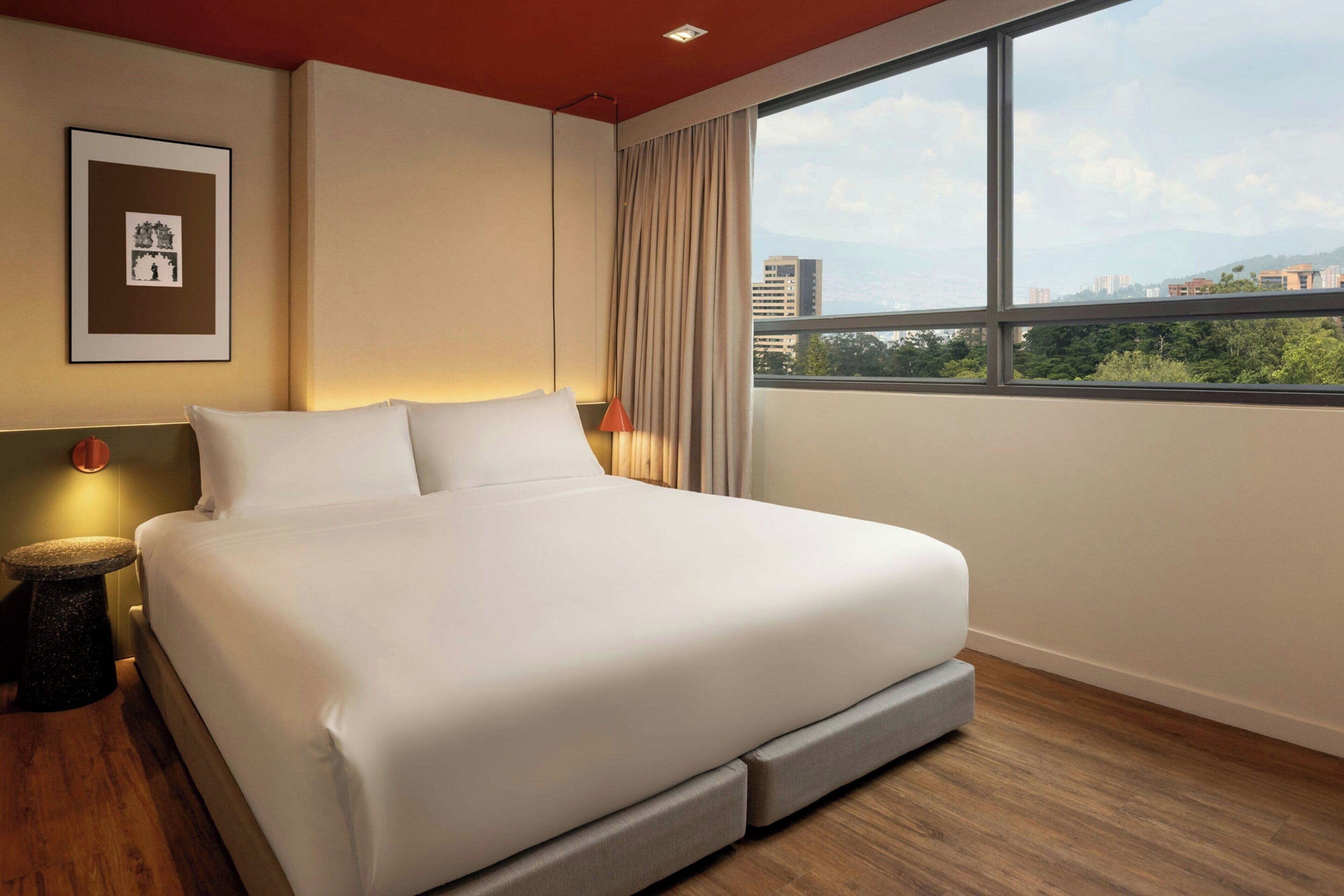 Ropa de cama de alta calidad y caja de seguridad en la habitación 