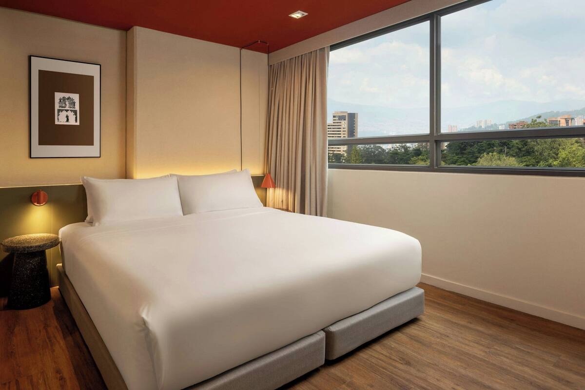 Ropa de cama de alta calidad y caja de seguridad en la habitación