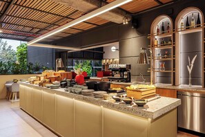 Dagelijks ontbijtbuffet (COP 88000 per persoon)