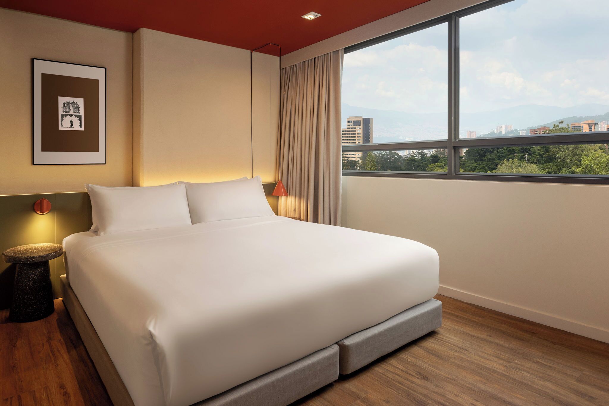 Junior-sviitti, 1 suuri parisänky, vuoristonäköala | Ylelliset vuodevaatteet, tallelokero huoneessa, pimennysverhot