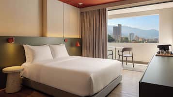 Habitación Deluxe, 1 cama de matrimonio, balcón, vistas a la montaña | Ropa de cama de alta calidad, caja fuerte, cortinas opacas