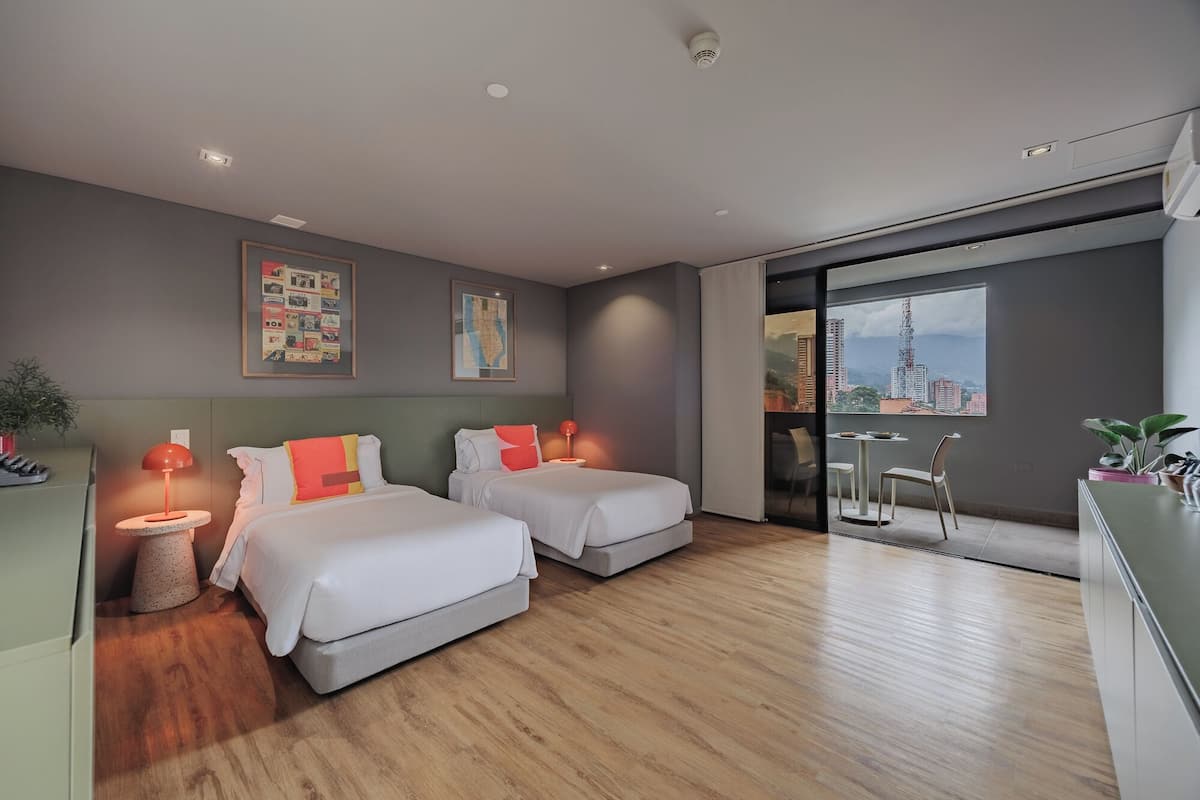 Habitación Deluxe con 2 camas individuales, vista a la ciudad | 1 habitación y ropa de cama de alta calidad