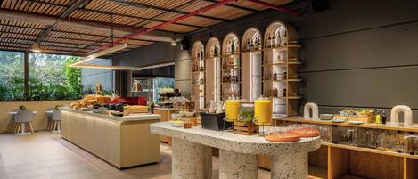 Päivittäinen buffetaamiainen (88000 COP per henkilö)