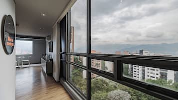 Habitación Deluxe con 2 camas individuales, vista a la ciudad | Ropa de cama de alta calidad y caja de seguridad en la habitación