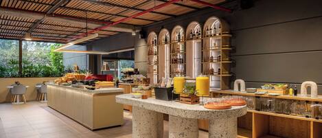 Petit déjeuner buffet (88000 COP par personne)