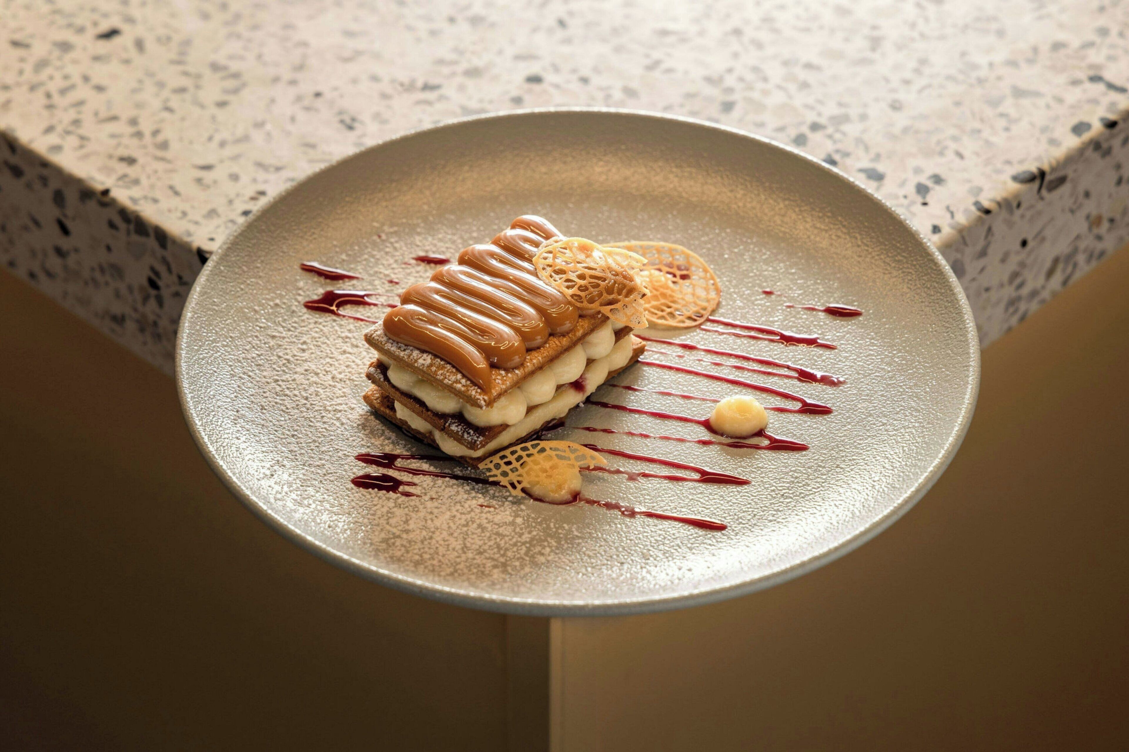 Un dessert présenté dans une assiette, avec une surface texturée.