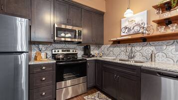 Réfrigérateur, micro-ondes, four, plaque de cuisson