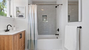 Hair dryer, towels, soap, shampoo - Walk to Newport, 1st & 2nd Beaches, & Cliff Walk from this Newly Redone Home (Middletown)