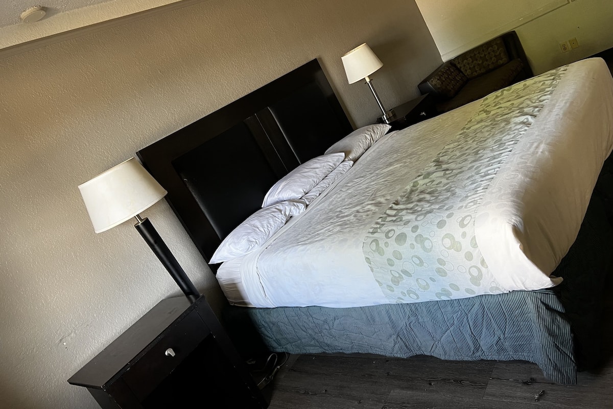 Classic Room | Desk, laptop workspace, blackout drapes, iron/ironing board