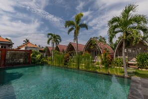 Outdoor pool, sun loungers - Daghan Cottage Nusa Penida (Penida Island)