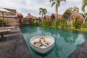 Outdoor pool, sun loungers - Daghan Cottage Nusa Penida (Penida Island)