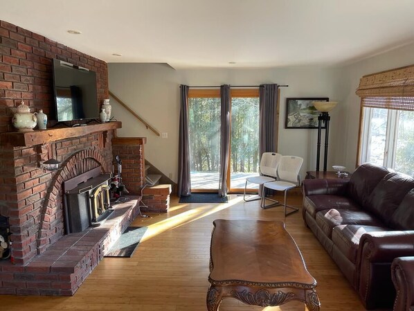 Smart TV, fireplace, ping pong, books - The Kutir - Entire Cottage - 6 Privacy Acres in Meaford - 5 Mins to Georgian Bay (Annan)