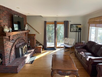 The Kutir - Entire Cottage - 6 Privacy Acres in Meaford - 5 Mins to Georgian Bay