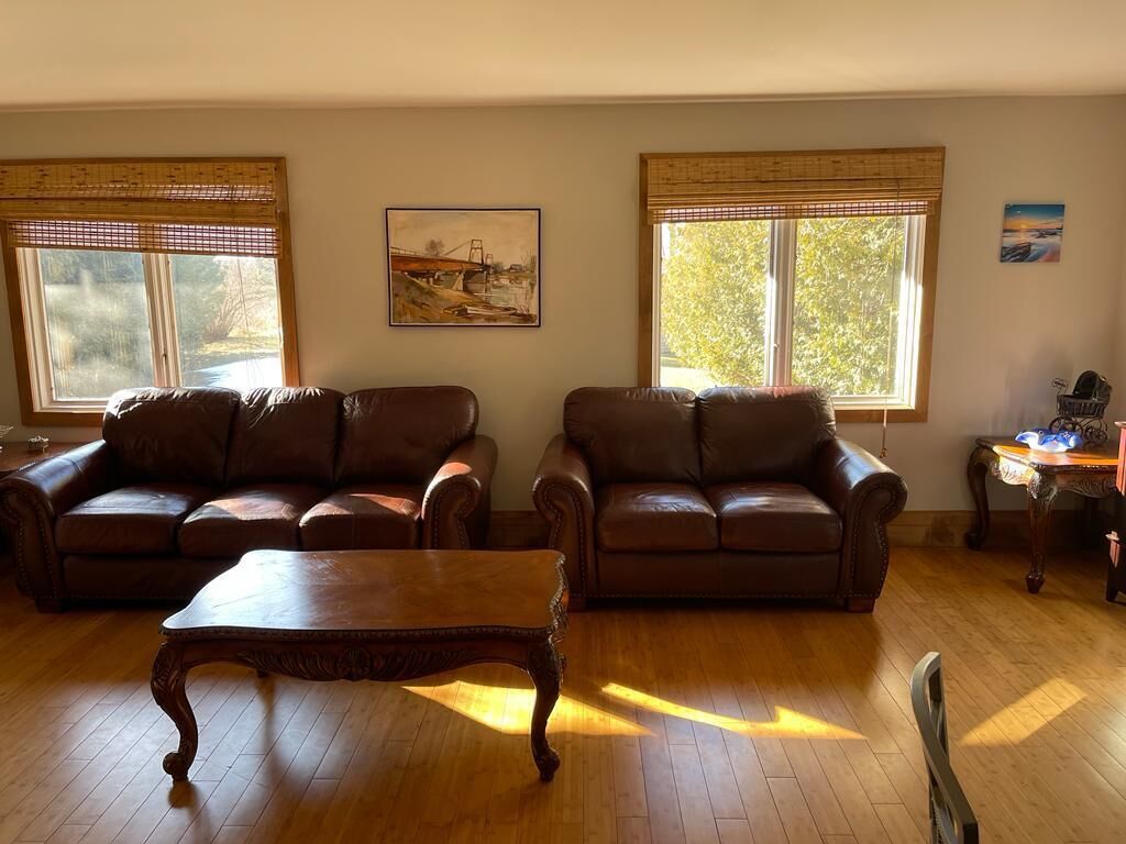 Smart TV, fireplace, table tennis, books