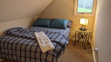 4 bedrooms, iron/ironing board, free WiFi, bed sheets