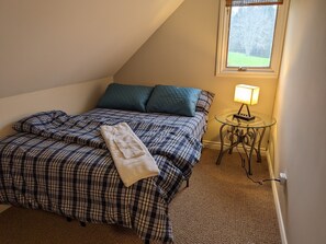 4 bedrooms, iron/ironing board, free WiFi, bed sheets - The Kutir - Entire Cottage - 6 Privacy Acres in Meaford - 5 Mins to Georgian Bay (Annan)