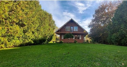 The Kutir - Entire Cottage - 6 Privacy Acres in Meaford - 5 Mins to Georgian Bay