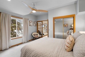 5 habitaciones, escritorio y tabla de planchar con plancha