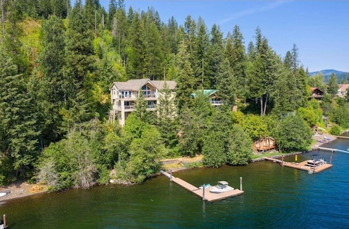 Rockford Bay Retreat: Your Private Waterfront Resort