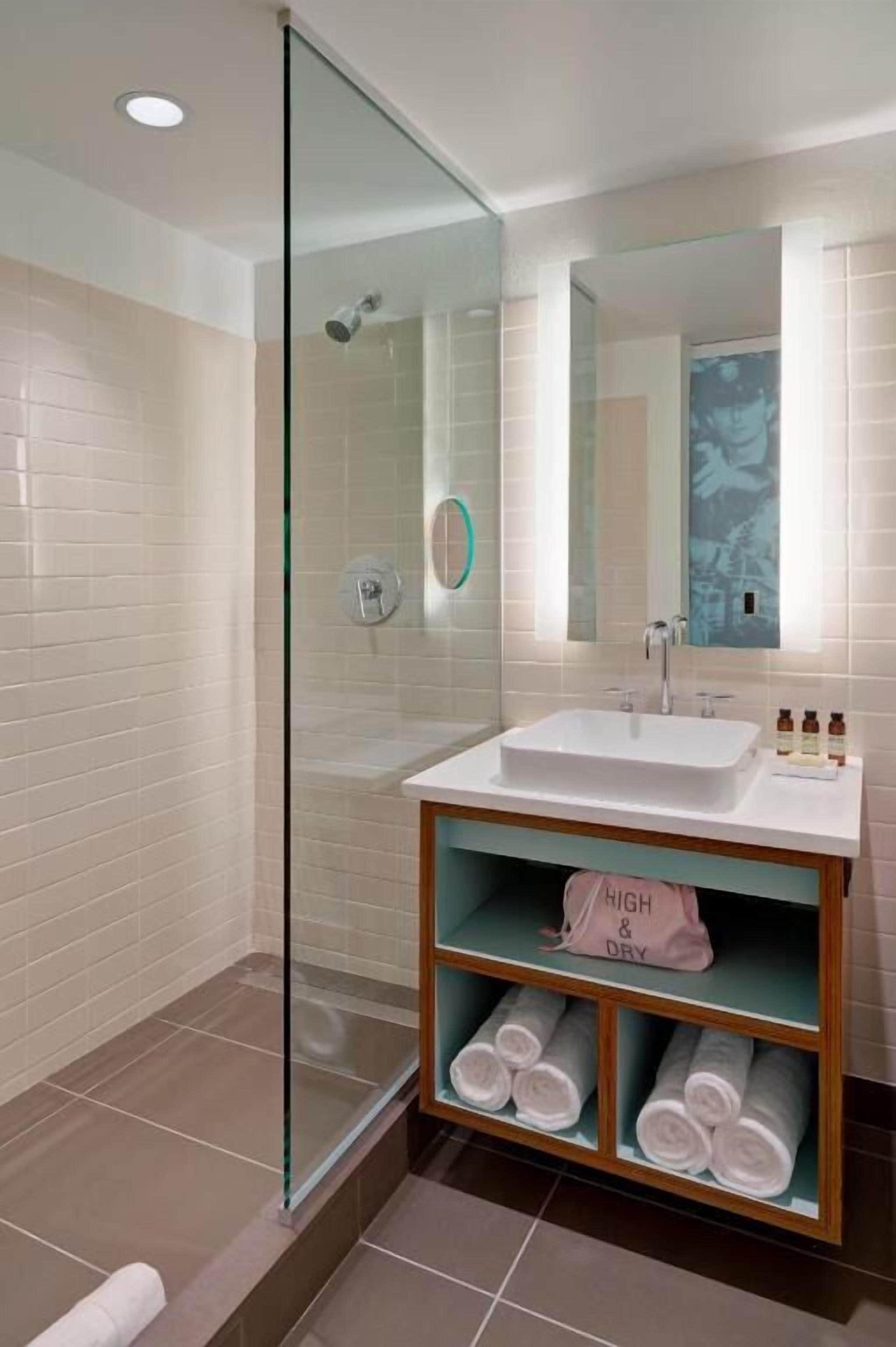 Retro-vibe ! Balcony, Parking, Onsite Pool, Garden! Near Inman Square