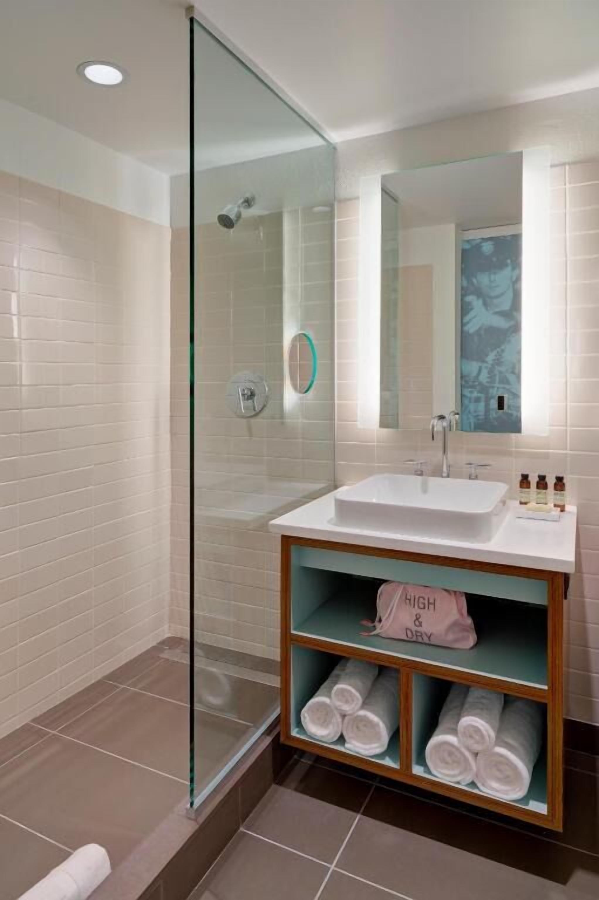 Boston Getaway! Balcony! Onsite Pool, Garden, Parking