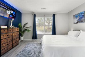 2 slaapkamers, een bureau, een strijkplank/strijkijzer, reisbedje