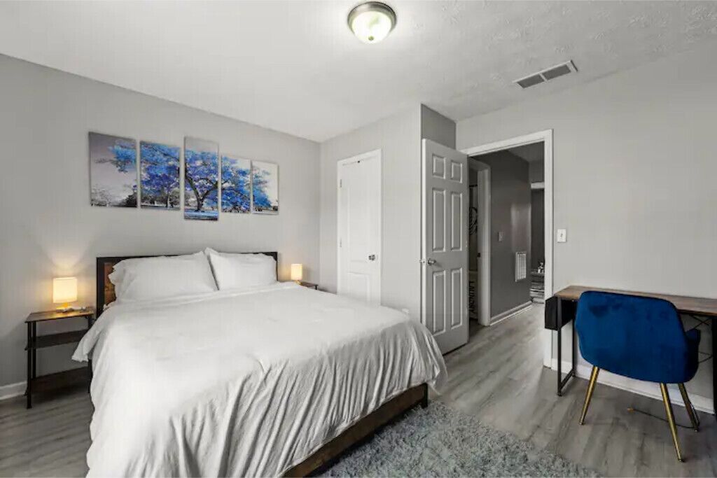 2 chambres, bureau, fer et planche à repasser, lit parapluie