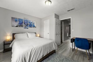 2 Schlafzimmer, Schreibtisch, Bügeleisen/Bügelbrett, Reisekinderbett