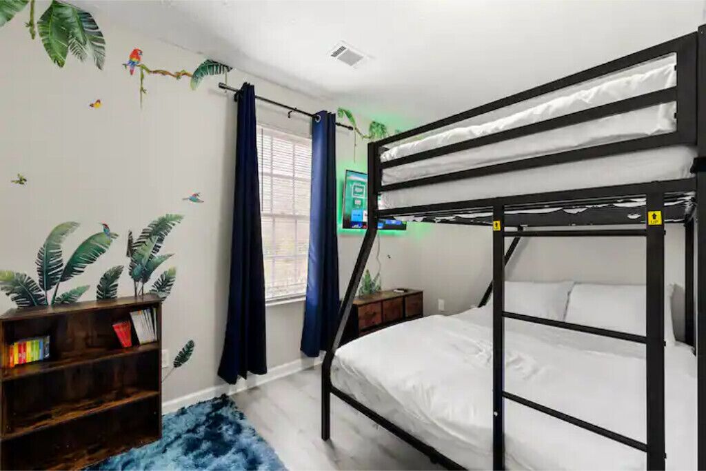 2 chambres, bureau, fer et planche à repasser, lit parapluie