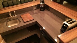 A kitchen with a stainless steel sink, a toaster, and a knife block. - Studio 112 - Stay in Style, Stay Central (Ensenada)