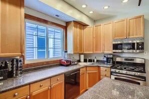 Een koelkast, een magnetron, een oven, een kookplaat