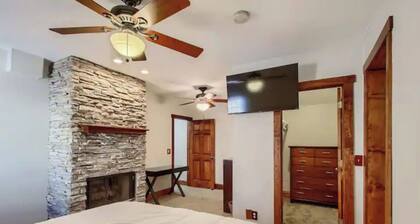 Beautiful Roscoe Village/Hamlin Park 4 bed 3 bath.