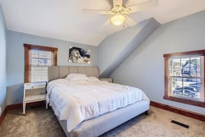 4 slaapkamers, een strijkplank/strijkijzer, reisbedje, gratis wifi