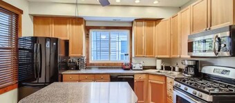 Beautiful Roscoe Village/Hamlin Park 4 bed 3 bath.