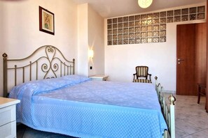 2 habitaciones, tabla de planchar con plancha, wifi y ropa de cama