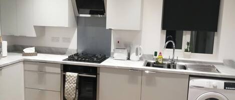 Køleskab, mikrobølgeovn, ovn, kogeplade