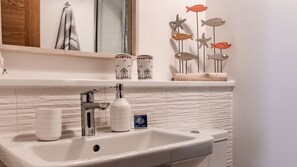 Combined shower/bathtub, hair dryer, towels