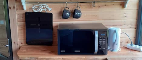 冷蔵庫、電子レンジ、コーヒー / ティーメーカー