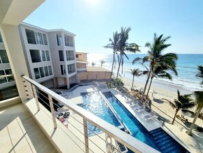 Un edificio moderno con piscina y vista al mar.