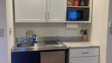 Een koelkast, een microgolfoven, een kookplaat