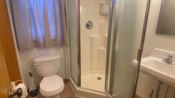 Een douche, een haardroger, handdoeken, zeep