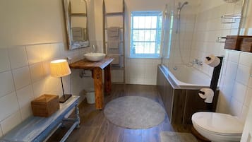 Baignoire, séchoir à cheveux, serviettes fournies