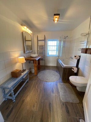 Bathtub, hair dryer, towels - Holiday Home 'Lebenshof Varm - Die Vegane Farm' with Mountain View, Shared Terrace and Wi-Fi (St. Martin i.S.)