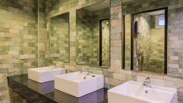 Dormitório compartilhado básico | Banheiro | Secador de cabelo, toalhas de banho