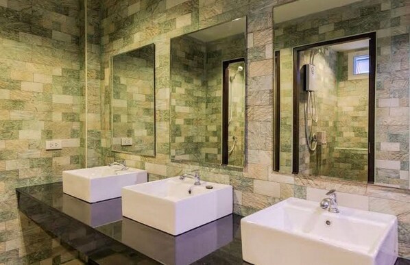 Gemeinsamer Basic-Schlafsaal | Badezimmer | Haartrockner, Handtücher