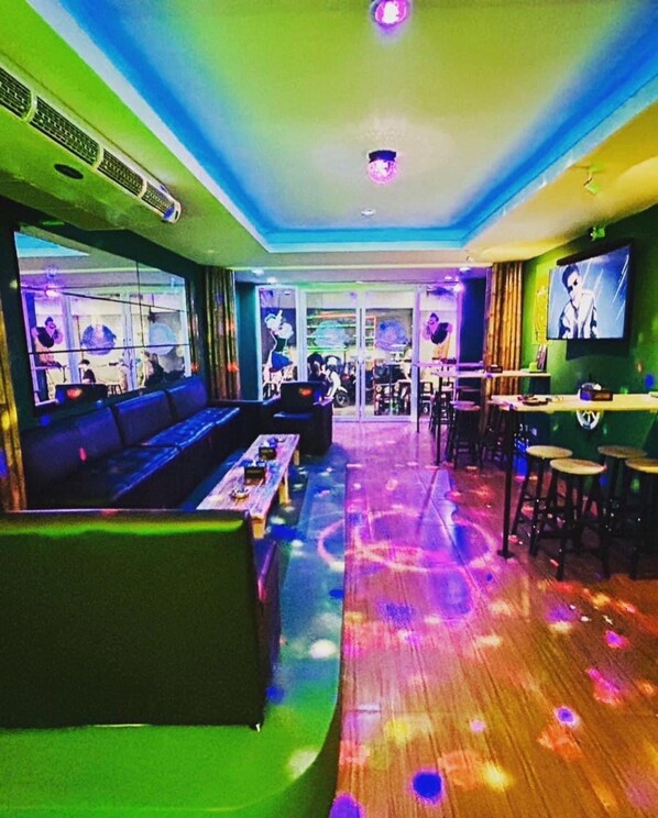 Lobby lounge - Popeyes Hostel Coffeeshop and Beer Bar (Patong)