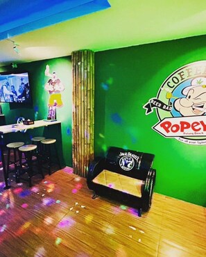 Lobby lounge - Popeyes Hostel Coffeeshop and Beer Bar (Patong)